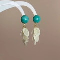 Boucles d'oreilles perle marbre vert avocat et pétales de coquillage blanc avec dorure - Sphère Bleue (27020B)