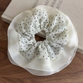 Detalle de coletero grande de gasa crema con puntos negros y ribete de tul elegante - Blanco