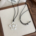 Detailansicht der silbernen hohlen Blumenkette mit rotem Herz an schwarzer Schnur - Silberne Blume (Schwarze Kordel)