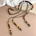 Böhmische gewebte Taillenkette mit Vintage Holzperlen und Messinganhänger auf Beigem Grund - Bohemian Vintage Perlen Stil (27036)
