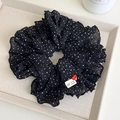 Détail d'un chouchou noir à pois avec étiquette faite main et bouton en forme de cœur rouge - Noir
