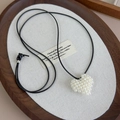 Detalle de colgante de corazón de perlas tejidas a mano con cordón negro sobre lino - Estilo Cuerda de Cera Negra (27049B) / Negro