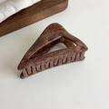 Vue détaillée de la grande pince à cheveux marbre marron avec design triangle creux - Triangle (27065A)