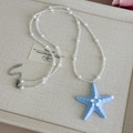 Détail du collier de perles avec pendentif étoile de mer bleu clair et fermoir argenté - Perles Transparentes Étoile Bleue (27048D)