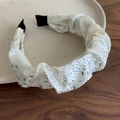 Dettaglio del cerchietto in seta bianco crema con strass scintillanti e cristalli lucidi - Cerchietto Bianco Sporco