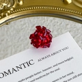 Dettaglio macro di fiori di perline di cristallo rosso per scarpe con stile vintage romantico - Stile Palla con Perline Rosso Vino (27059-7)