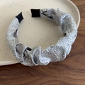 Dettaglio della fascia in raso grigio argento con design a pieghe e strass di cristallo - Cerchietto Argento
