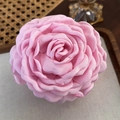 Makroaufnahme der handgefertigten hellrosa Stoffrose-Haarklammer mit feinen Blütenblättern - Rosa Groß (24872D)