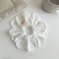 Detail eines weißen Spitzen-Haargummis mit Perlen und Seoul Handmade Label-Verzierung - Weißer Stil (27076A)