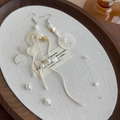 Dettaglio di orecchini a frangia in conchiglia con perle e corda su vassoio in legno - Nappa in Conchiglia Asimmetrica (27081B)