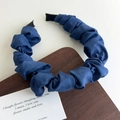 Detail of blue pleated fabric headband with wavy texture and comfortable protective tips - Deep Color Pleated Fluffy Style / Dark Blue