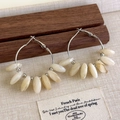 Detalle de pendientes de aro vintage franceses con cuentas de acrílico marmoleadas - Aro de Cuentas Retro Francés / Beige Mixto