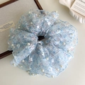 Detailopname van lichtblauwe kanten scrunchie met bloemenprint en witte parelaccenten - Blauwe Stijl (27127C)