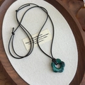 Détail du pendentif fleur verte en acrylique sur un cordon noir avec réglage par nœud - Fleur Vert Émeraude (27151F)