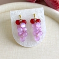 Détail de boucles d'oreilles vintage en forme de raisin avec perles œil de chat - Violet