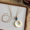 Détail du collier rétro chinois avec anneau crème et perles d'ambre sur cordon - Style Grand Anneau Blanc Cassé (25868C)