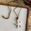 Détail du pendentif étoile de mer en céramique sur cordon brun avec perle en bois - Style Aspect Céramique Étoile de Mer (26934A)