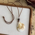 Détail du collier avec pendentif en coquillage naturel et perle en bois sur cordon - Style Coquille de Saint-Jacques Naturelle (26934B)