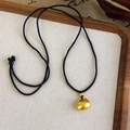 Vue macro détaillée du pendentif serrure Ruyi doré mat avec caractère Fu sur cordon tressé - Style Serrure Ruyi Or Mat (24265C)