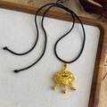 Détail d'un pendentif serrure de longévité doré traditionnel avec caractère Fu et grelots - Style Serrure Fu Ajourée avec Grelots (24265E)