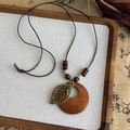 Détail du collier ethnique avec anneau en bois et pendentif feuille de bronze sur bois - Style Anneau en Bois avec Feuille (26029A)