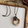 Détail du pendentif ethnique en bois avec corde de chanvre et anneaux métalliques rétro - Style Double Anneau Bois avec Corde de Chanvre (26029B)