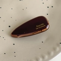 Détail d'une barrette en acétate marron foncé avec texte doré Barrette La France gravé - Café Pur