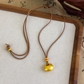 Détail du pendentif serrure en or mat avec caractère Fu sur cordon tressé - Serrure de Longévité Fu Or Mat (26313)