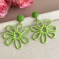 Détail de boucles d'oreilles en paille tressée verte en forme de fleur pour les vacances - Vert