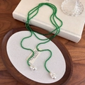 Dettaglio della collana vintage con perline verdi sfaccettate e perle barocche - Verde