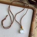 Détail du pendentif en pierre en forme de sac avec cordon en daim et perle en bois - Style Sac en Pierre Blanche Texture Grise (26361C)