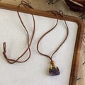 Détail macro du pendentif améthyste en forme de sac à main avec poignée dorée sur cordon - Pendentif Sac à Main Couleur Améthyste (26361D)