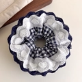 Marineblauwe geruite scrunchie met dubbellaags kant en hartvormig borduursel - Marine Ruitje
