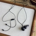 Vue détaillée du pendentif gourde en bois noir poli avec cordon tressé réglable - Style Gourde en Bois d'Ébène (39# 26335B)