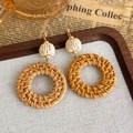 Detail von handgefertigten Strohohrringen mit Rattankreisen und cremefarbenen Perlen - Lange runde Rattan-Ohrringe mit Kugel (26968B)