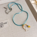 Detailaufnahme der blauen Seidenkette mit weißem Fisch-Anhänger und silbernem Verschluss - Blaue Seidenschnur Weißer Fisch Anhänger Halskette (13# 27044D)