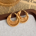 Detailansicht handgefertigter Rattan-Ohrringe mit goldenen Metallverschlüssen auf Leinen - Solide runde Rattan-Ohrringe (25780A)
