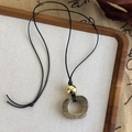 Détail du collier ethnique en corde tressée avec anneau en céramique et perle dorée - Anneau Ping An Aspect Céramique (46# 25836A)