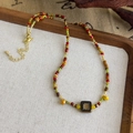 Détail du collier de perles fait main avec pendentif soleil doré et fermoir mousqueton - Style Motif Soleil Or Carré (51# 23854A)