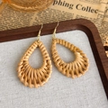 Nahaufnahme handgefertigter Tropfen-Strohohrringe mit Goldhaken auf Vintage-Tablett - Wassertropfen Rattan Hängeohrringe (27228H)