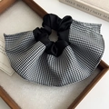 Dettaglio di un grande elastico scrunchie pied de poule su un vassoio di legno scuro - Pied de Poule (26440B)