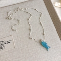 Detailaufnahme der silbernen Perlenkette mit transparentem blauem Fisch-Anhänger und Zirkon - Silberne Feine Perlenkette Blauer Fisch Anhänger Halskette (30# 26981B)