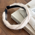 Detailansicht des weichen, beigen Strick-Haarreifens mit flauschiger Plüsch-Textur - Beige