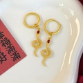 Goldene Sternzeichen Schlange Ohrringe mit roten Edelsteinen im chinesischen Neujahr-Stil - Goldene Schlangenstil Creolen