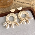 Detail von böhmischen handgefertigten Strohohrringen mit Muscheln und Holzstücken - Holz gespleißte Rattan Muschel Hängeohrringe (27228S)