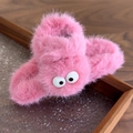 Vista dettagliata della molletta per capelli in peluche rosa con grandi occhi e pelliccia - Rosa Rosa (24351C)