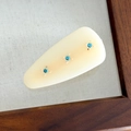 Detalle de pinza vintage de acetato con pedrería azul y pequeñas cuentas doradas - Blanco Albaricoque con Strass Azul