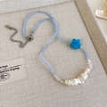 Detailansicht der blauen Perlen, Muschelstücke und Blumenanhänger der Sommerkette - Hellblau Mini Perlen Blaue Blume Anhänger Halskette (45# 22976)
