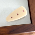 Detalle de horquilla gota en acetato crema con pedrería rosa y acabado de purpurina oro - Coffee with Red Rhinestone