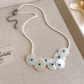 Detailansicht der Muschel-Anhänger mit Türkis-Perlen an einer feinen Sommer-Halskette - Weiße Saatperlen Muschelscheibe Türkisperlenkette (50# 26984)